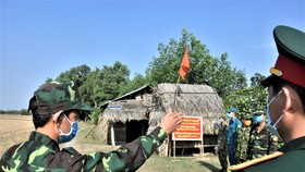 Căng mình ngăn dịch từ biên giới