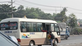 Xe dù đón khách đoạn đối diện cổng Trường Đại học Nông Lâm TPHCM. Ảnh: ĐÌNH LÝ