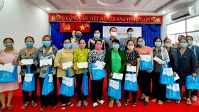 Đại diện PNJ và Hội LHPN TPHCM trao quà cho các chị em phụ nữ khó khăn