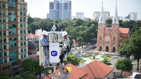 Lắp đặt trạm phát sóng 5G của MobiFone tại TPHCM