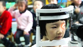 Kiểm tra thị lực tại một trường tiểu học ở Thượng Hải, Trung Quốc