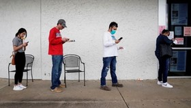 Người dân xếp hàng nộp đơn thất nghiệp tại Arkansas (Mỹ). Ảnh minh họa: REUTERS