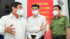 Các ứng cử viên đại biểu Quốc hội và đại biểu HĐND TPHCM trao đổi ý kiến trong buổi tiếp xúc cử tri vào sáng 12-5. Ảnh: VIỆT DŨNG