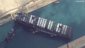 Sự cố tàu chở hàng MV Ever Given bị mắc kẹt, chắn ngang kênh đào Suez, Ai Cập, ngày 26-3-2021. Ảnh: Maxar Technologies/AP