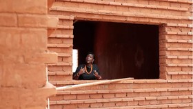 Công trình sử dụng gạch làm từ đất đỏ ở Senegal