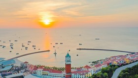 Sun Premier Village Primavera ôm trọn bờ biển Nam đảo Ngọc và sát gần nhiều công trình biểu tượng của Sun Group