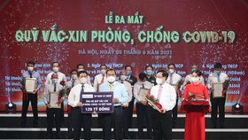 Đại diện Tập đoàn T&T Group trao biển tượng trưng ủng hộ Quỹ vaccine 120 tỷ đồng