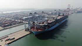 Tàu Margrethe Maersk có sức chở lên đến 20.000 TEU, dài 399.23m, rộng 59m, cập Cảng Quốc tế Cái Mép, tại Phú Mỹ, tỉnh Bà Rịa - Vũng Tàu, tháng 10-20202. Ảnh: QUANG KHOA