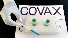Một y tá chuẩn bị tiêm vaccine AstraZeneca/Oxford theo chương trình COVAX phòng chống bệnh Covid-19 tại Bệnh viện Đa khoa Eka Kotebe, ở Addis Ababa, Ethiopia, ngày 13-3-2021. Ảnh: REUTERS