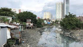 Rạch Xuyên Tâm bị ô nhiễm nặng suốt hàng chục năm qua. Ảnh: ANH TUẤN