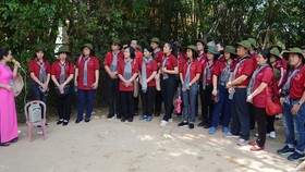 Chuyển từ học tập sang làm theo Bác