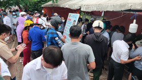 Xe cộ tấp nập hướng về phía Vũng Tàu trong ngày đầu mở cửa các bãi tắm