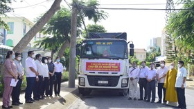 Sóc Trăng tổ chức "Chuyến xe nghĩa tình" lần thứ 7, với hơn 32 tấn hàng hóa hỗ trợ người dân TPHCM gặp khó khăn do dịch Covid-19. Ảnh: KHẢ TÚ
