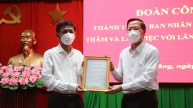 Chủ tịch UBND TPHCM Phan Văn Mãi trao Thư cám ơn đến Tỉnh ủy, HĐND, UBND, Ủy ban MTTQ và Nhân dân tỉnh Sóc Trăng