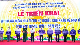 Ông Lâm Văn Mẫn, Bí thư Tỉnh ủy Sóc Trăng (thứ 5 từ trái sang) trao bảng tượng trưng phân bổ 849 căn nhà cho các đơn vị. Ảnh: TUẤN QUANG