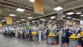 Người dân đi siêu thị Emart Gò Vấp trong những ngày đầu TPHCM nới lỏng giãn cách