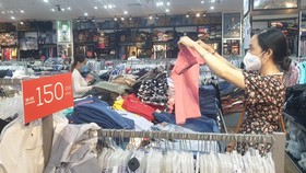 TPHCM: Doanh nghiệp đồng loạt khuyến mại, sức mua tăng nhẹ 