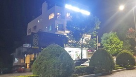 Nhóm người xông vào khách sạn chém 2 người trọng thương
