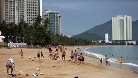 Người dân Nha Trang tắm biển trở lại