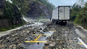 Đèo Khánh Lê nối Đà Lạt – Nha Trang tiếp tục bị sạt lở, nhiều xe buộc quay đầu