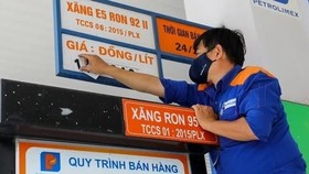 Xăng 95 tăng vượt 18.000 đồng/lít