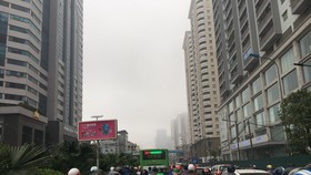 Sáng nay 1-3, Hà Nội tắc đường, mưa bụi, khói sương vì thời tiết giao mùa. Ảnh: VĂN PHÚC