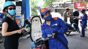 Giá xăng dầu đồng loạt tăng mạnh