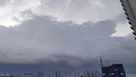 Mây dông phát triển ở TPHCM, dự báo sẽ có mưa vừa, mưa to trong những ngày tới. Ảnh: NGUYỄN QUỐC ANH