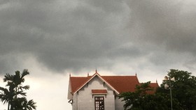 Một vùng áp thấp trên Biển Đông đang di chuyển về đất liền