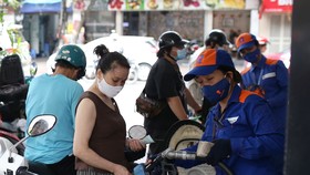 Từ 15 giờ ngày 25-9, giá xăng và dầu đều tăng mạnh