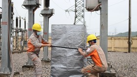Bão lũ nhưng thủy điện vẫn “khát nước“