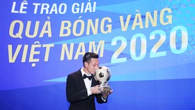 Văn Quyết hạnh phúc với danh hiệu Quả bóng vàng 2020.