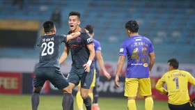 Hà Nội FC (phải) đã để thua cả 2 trận đầu mùa giải năm nay.