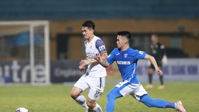 Than Quảng Ninh (phải) bất ngờ thua đậm CLB Hà Nội ở vòng đấu thứ 9. ẢNH: MINH HOÀNG