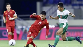 Quang Hải (trái) thể hiện sự vượt trội về trình độ so với các cầu thủ Indonesia. Ảnh: KHƯƠNG DUY