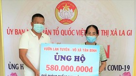 Anh Tuyên và gia đình đã tặng toàn bộ số tiền 580 triệu đồng từ việc bán đấu giá 2 cây lan quý cho Quỹ phòng chống dịch Covid-19