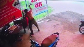 Đối tượng Ngọc bất ngờ dùng vật giống búa đập liên tiếp vào đầu nạn nhân. (Ảnh cắt từ camera tại của hàng).