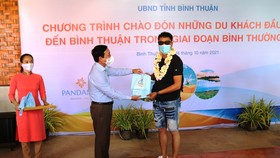 Lãnh đạo tỉnh Bình Thuận tặng hoa cho những vị khách đến .du lịch tại địa phương
