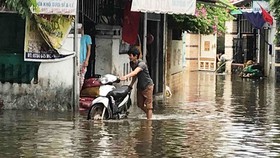 Nhiều tuyến đường ở miền Trung, Tây Nguyên bị ngập và sạt lở do mưa lớn
