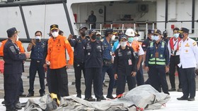 Search and rescue staff gather on Jakarta's port on January 9 following the crash. (Photo: AFP/VNA)