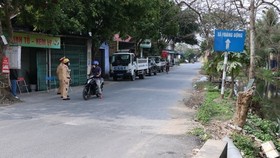 The road leading to Hoang Dong commune, Thuy Nguyen district, where the patient live is monitored (Photo: VNA)