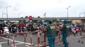 Thousand of migrant workers convinced to stay as they try to leave HCMC