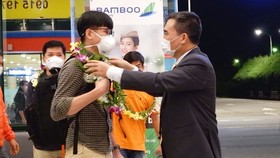 A tourism official of Quang Binh greets the tourists from another locality on October 15 (Photo: VNA)