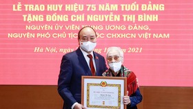President Nguyen Xuan Phuc (L) and Nguyen Thi Binh, former member of the Party Central Committee and former Vice President, at the event (Photo: VNA)