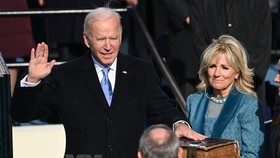 Ông Joe Biden (trái) tuyên thệ nhậm chức trước Chánh án Tòa án Tối cao John Roberts tại Đồi Capitol ở thủ đô Washington DC., ngày 20-1. Ảnh: AFP/TTXVN