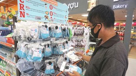 Người tiêu dùng chọn mua khẩu trang vải kháng khuẩn tại Co.opmart