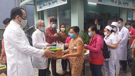 Tặng 200 phần quà tết cho bệnh nhân nghèo và nhân viên y tế khó khăn