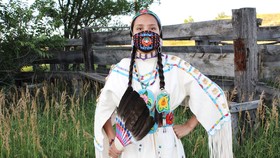 Khẩu trang có dòng chữ “Crow Nation” của bộ tộc Crow nhắc nhở bảo tồn văn hóa bộ tộc