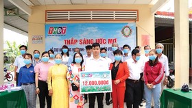 Công ty TNHH MTV Xổ số kiến thiết tỉnh Đồng Tháp trao học bổng “Thắp sáng ước mơ” tại xã Hòa An, thành phố Cao Lãnh