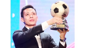 Tiền đạo Nguyễn Văn Quyết chính là biểu tượng cho sự kiên trì bền bỉ trong làng bóng đá Việt Nam